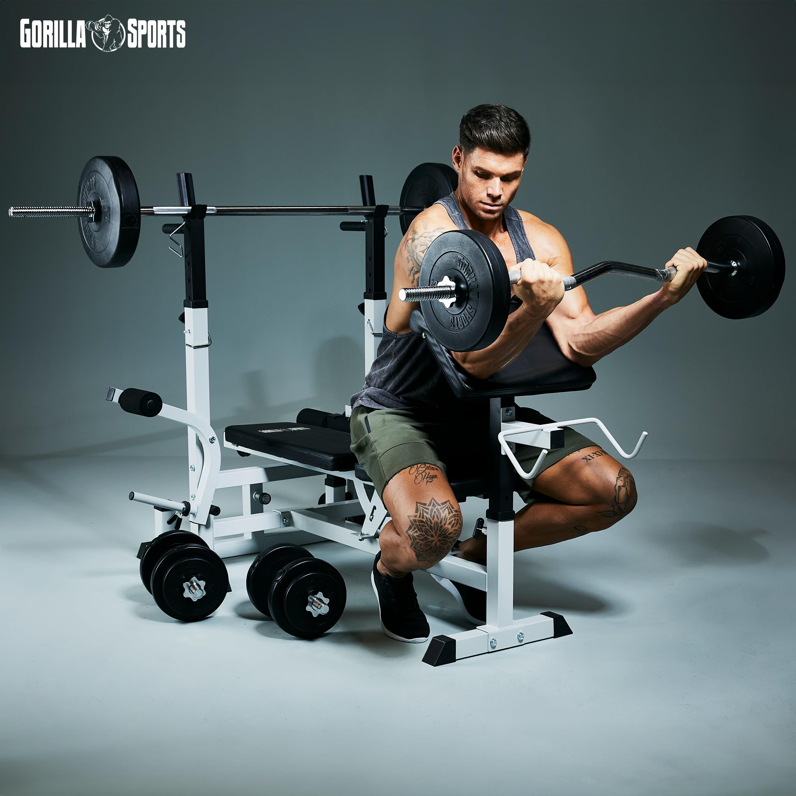 Gorilla Sports® Panca Multifunzione - Schienale Regolabile, Portabilanciere, Butterfly, Curl per Gambe, Nero/Bianco - Panca Pesi, Stazione Fitness