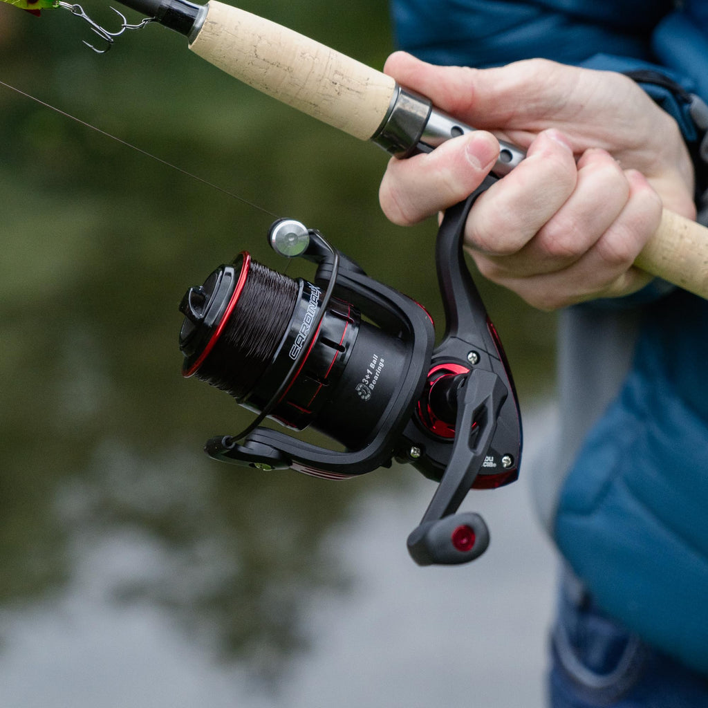 Abu Garcia Cardinal X Allround Spinning Bobina Mulinello per Pesca Acqua Dolce Mulinello per Predator Lure Fishing – Trota, Persico, Luccio, Salmone, Robusto e leggero, Nero e Rosso Alluminio Diverse